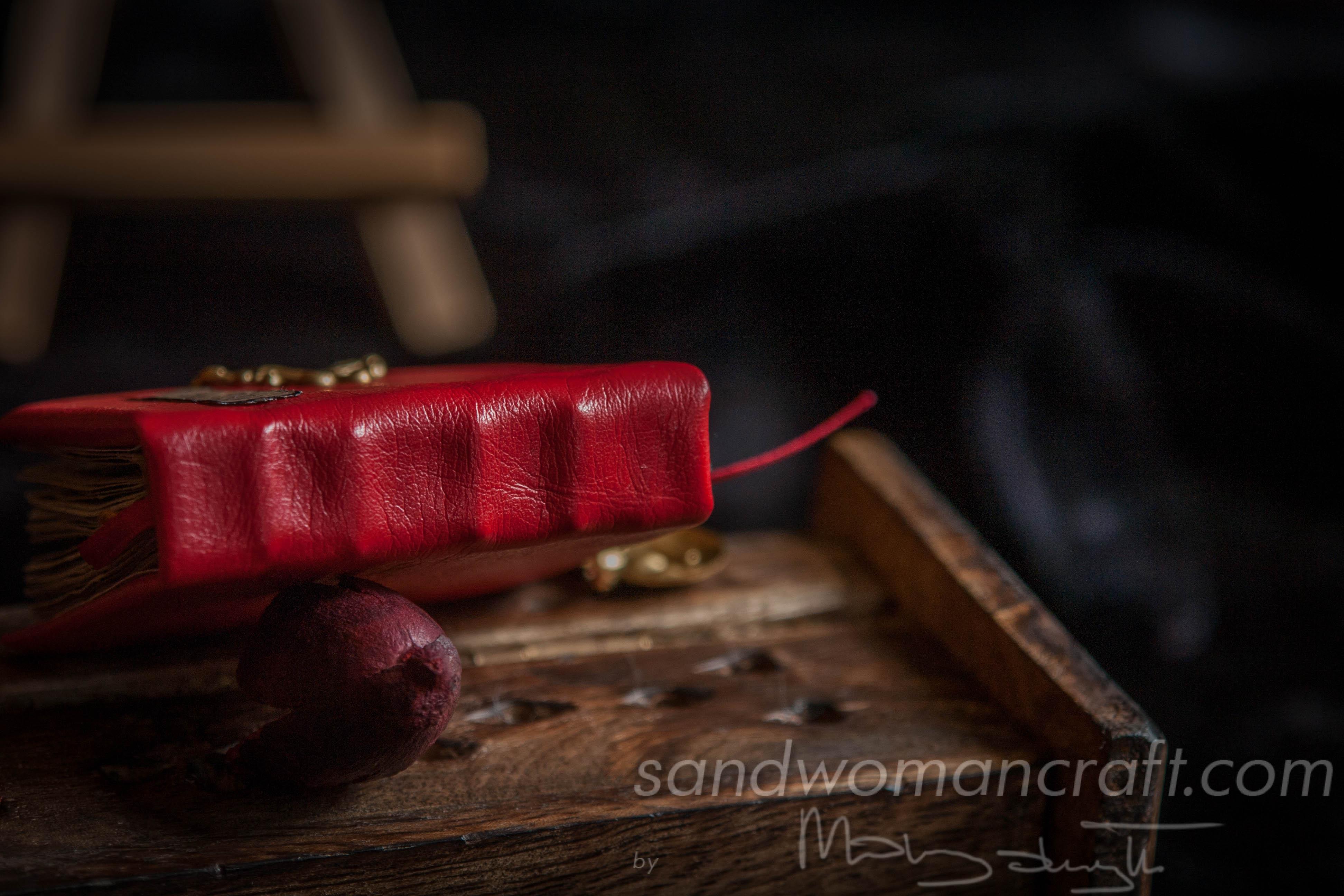 "Sleepy hollow" red faux leather