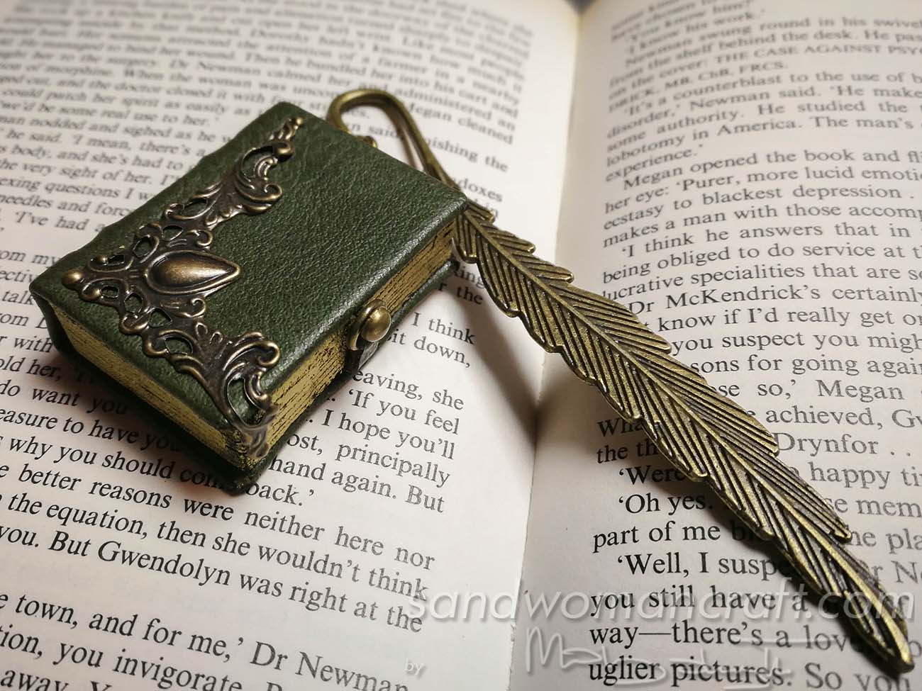 Bookmark with metal feather
